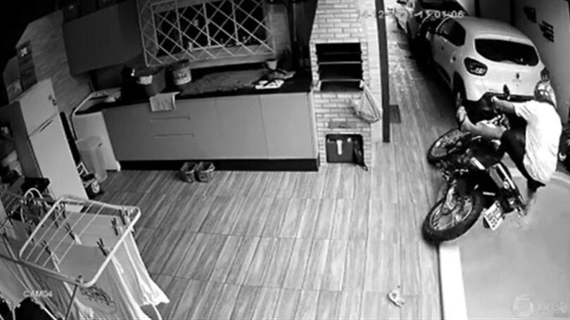 Fa retromarcia nel garage e cade con la moto nell’idromassaggio