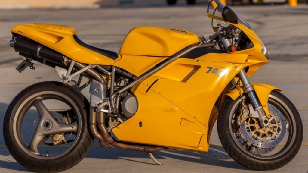 Una Ducati 748 del 2001 cerca un nuovo proprietario