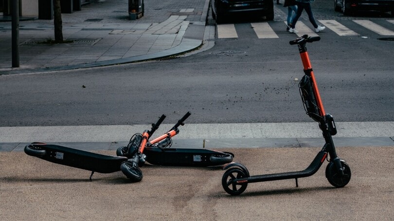 Monopattini, caos anche a Londra: “I marciapiedi sono una giungla”