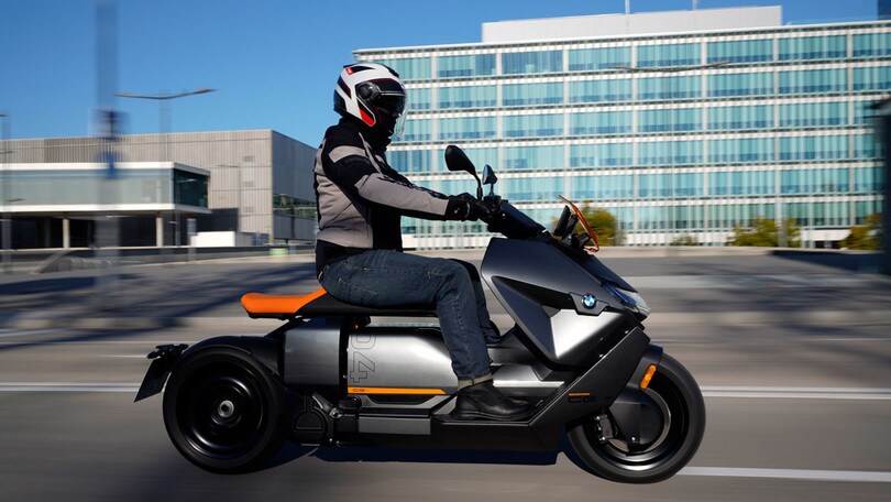 BMW CE 04, le foto della prova del nuovo scooter elettrico