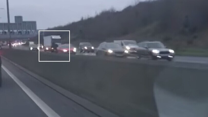 Su moto rubata e contromano, investe poliziotto che finisce in ospedale