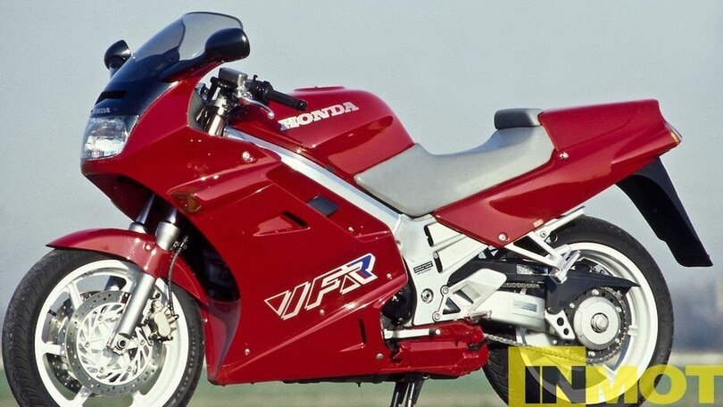 Rewind, Honda VFR750F: te la do io la sport-tourer!