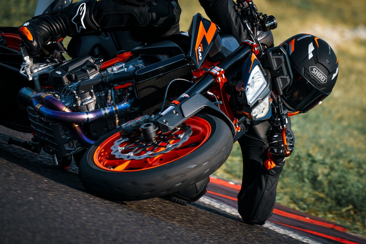 KTM 890 Duke R: nuovo look e grinta immutata
