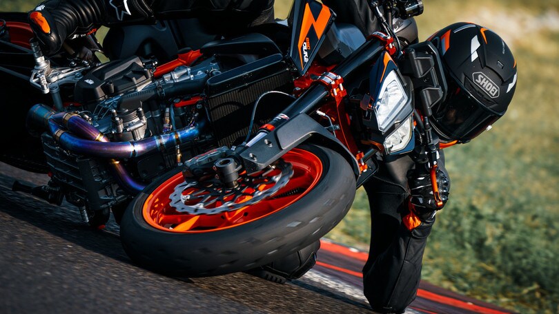 KTM 890 Duke R: nuovo look e grinta immutata