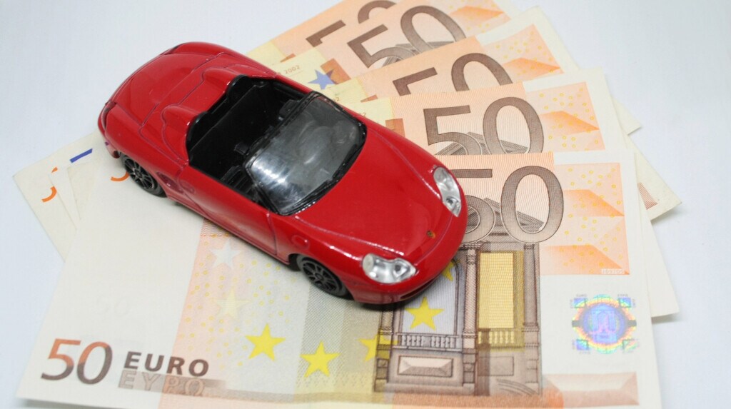 Assicurazioni auto e moto, gli italiani risparmiano con i contratti online