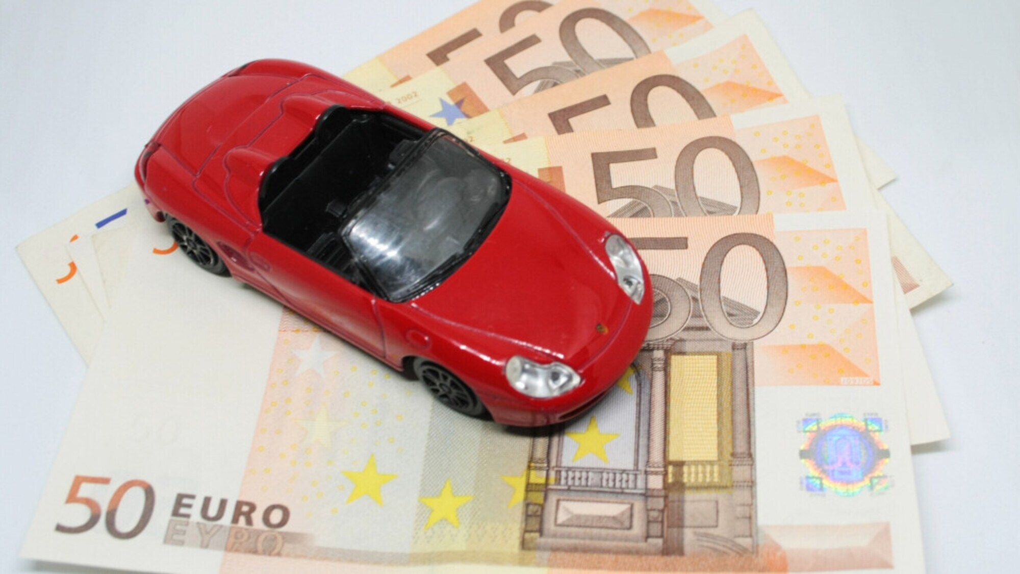 Assicurazioni auto e moto, gli italiani risparmiano con i contratti online