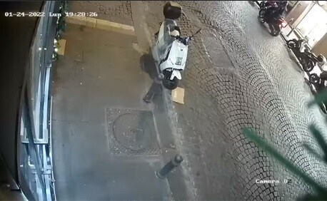 Napoli, rubano la Ducati in pieno centro in soli 30 secondi VIDEO