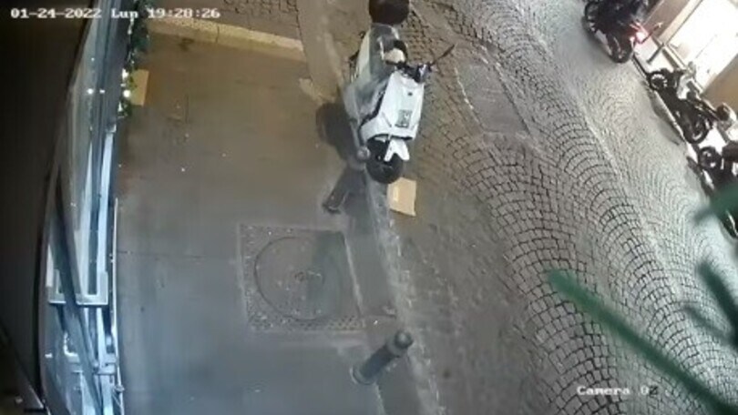 Napoli, rubano la Ducati in pieno centro in soli 30 secondi VIDEO