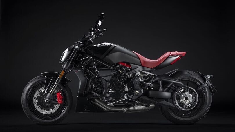 Ducati XDiavel Nera 2022, edizione speciale con Poltrona Frau