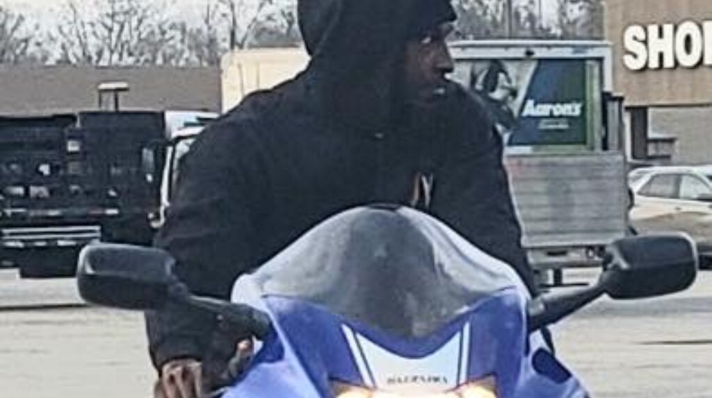 Chiede di provare la moto prima di acquistarla: gliela ruba