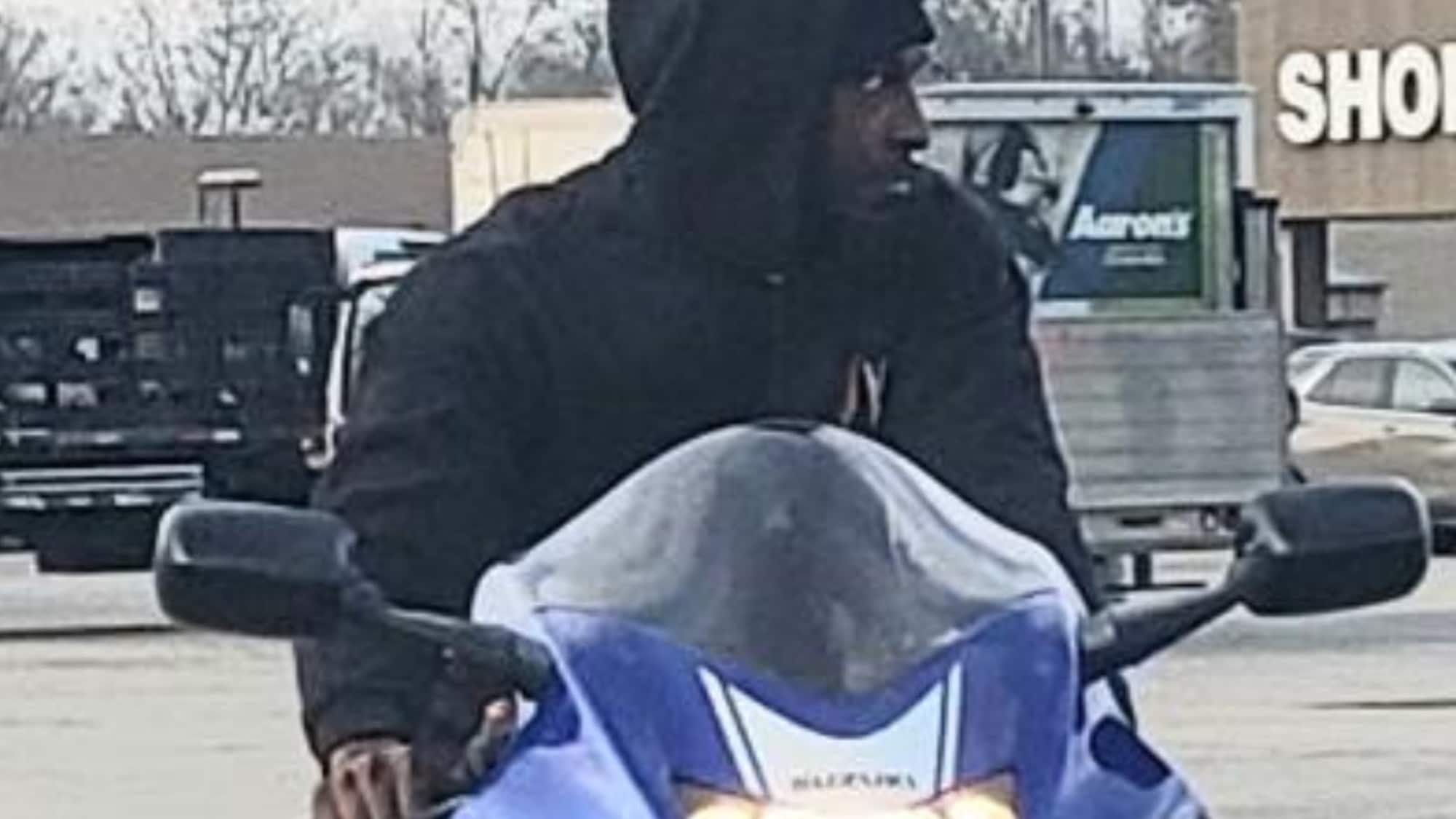 Chiede di provare la moto prima di acquistarla: gliela ruba