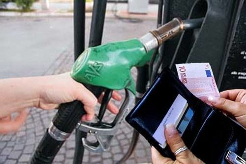 Prezzo carburanti, benzina ancora in salita: superati i 2 euro