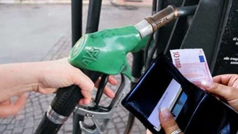 Prezzo carburanti, benzina ancora in salita: superati i 2 euro