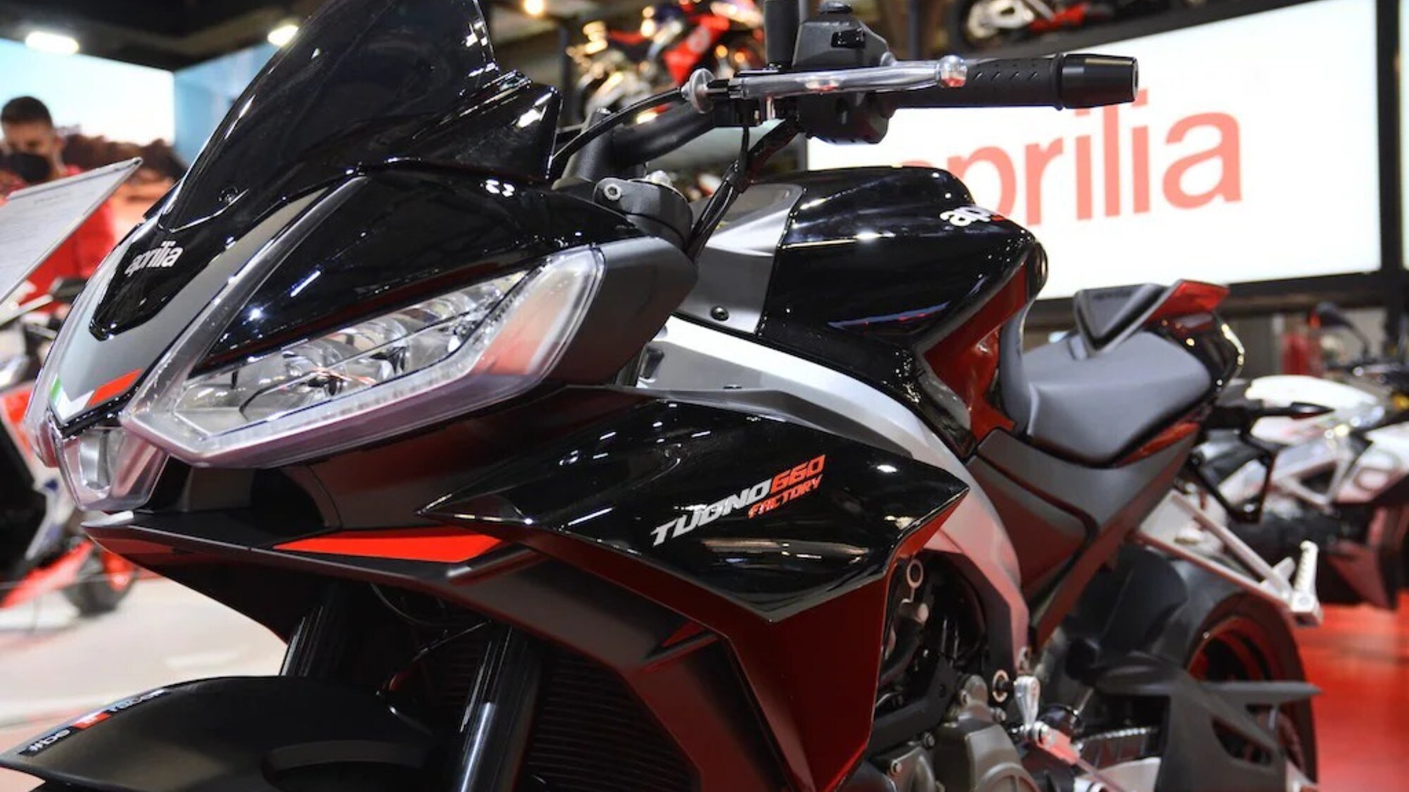 Aprilia Tuono 660 Factory: il prezzo del divertimento