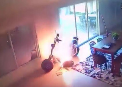 Ricarica lo scooter elettrico a casa: all'improvviso divampano le fiamme! VIDEO