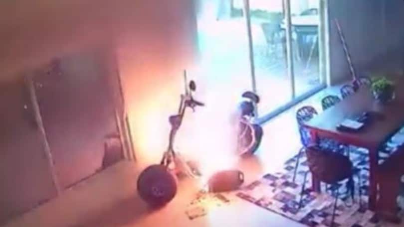 Ricarica lo scooter elettrico a casa: all'improvviso divampano le fiamme! VIDEO