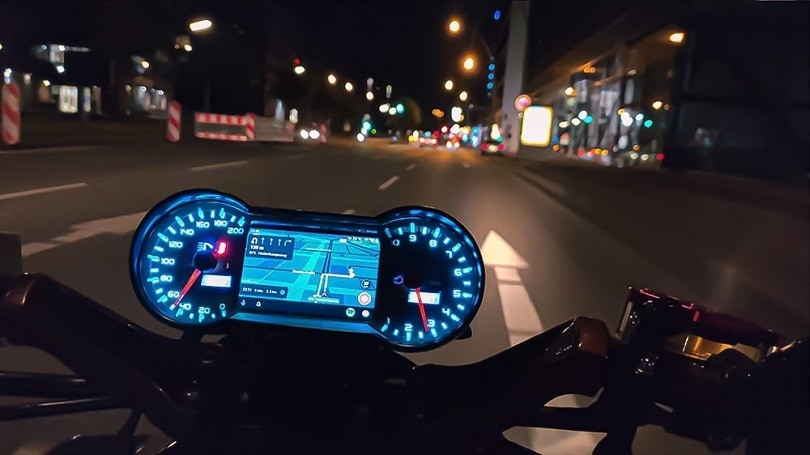 Un display TFT per moto con cruscotto analogico: i modelli CMoto