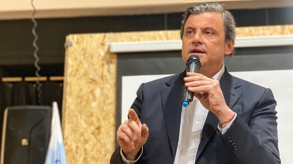 Caro benzina, Calenda a Cingolani: "Eliminare le accise? Bisogna agire"