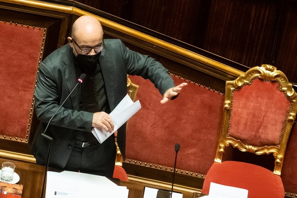 Benzina, i prezzi diminuiscono di 20 cent per tre mesi: in arrivo il decreto