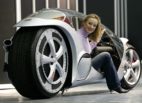 Sbarro Monotrace, moto futuristica con un motore della R1 nella ruota posteriore