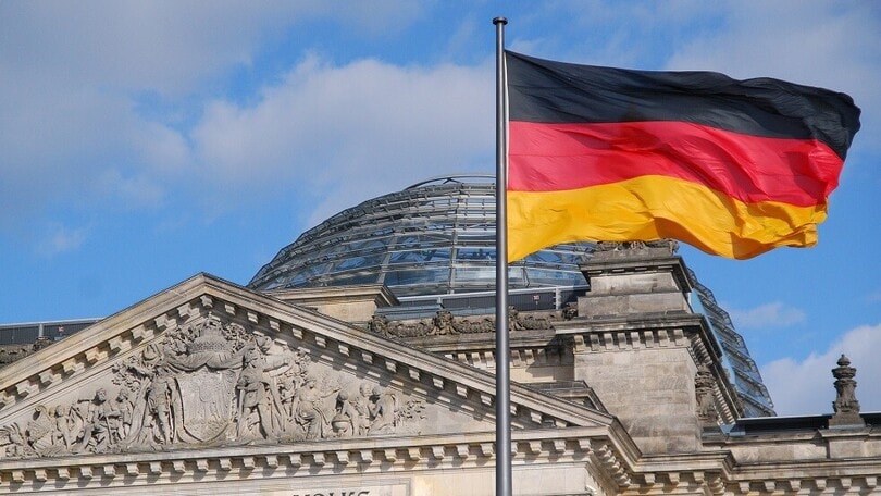 Germania, non solo sconto di 30 cent: per il caro benzina 300 euro ad ognuno