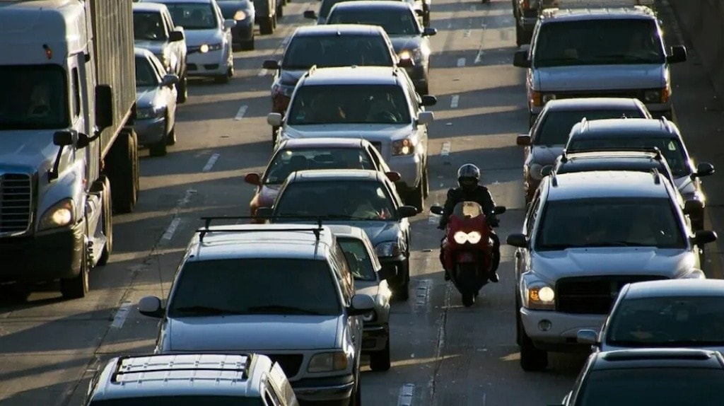 Lane splitting negli Usa: sempre più stati lo rendono legale