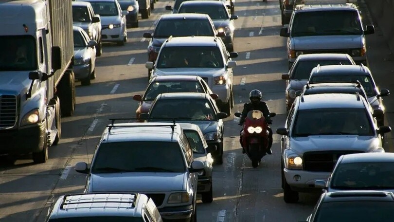 Lane splitting negli Usa: sempre più stati lo rendono legale