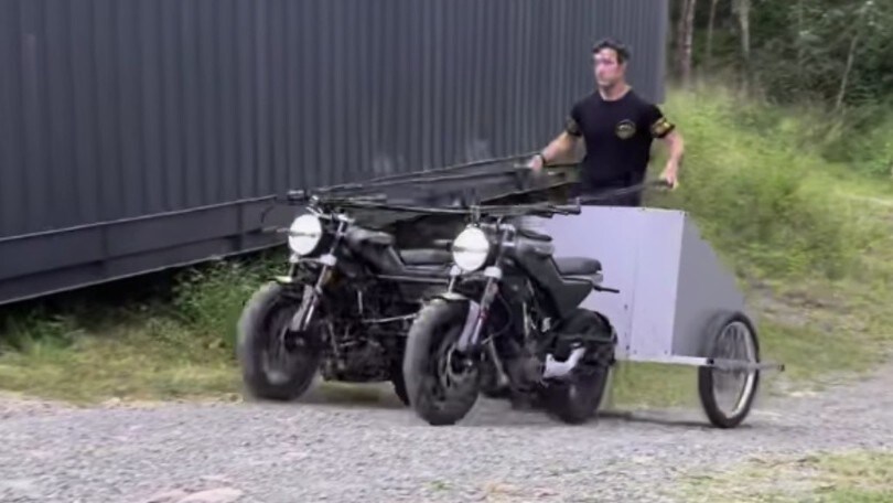 Due Husqvarna Svartpilen 401 trainano un carro: è successo davvero