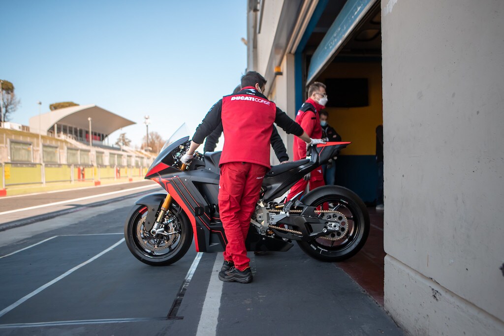 La nuova Ducati MotoE prosegue lo sviluppo in pista - FOTO