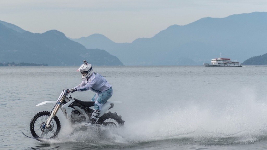 La moto volante che planò sul Lago di Como è all’asta