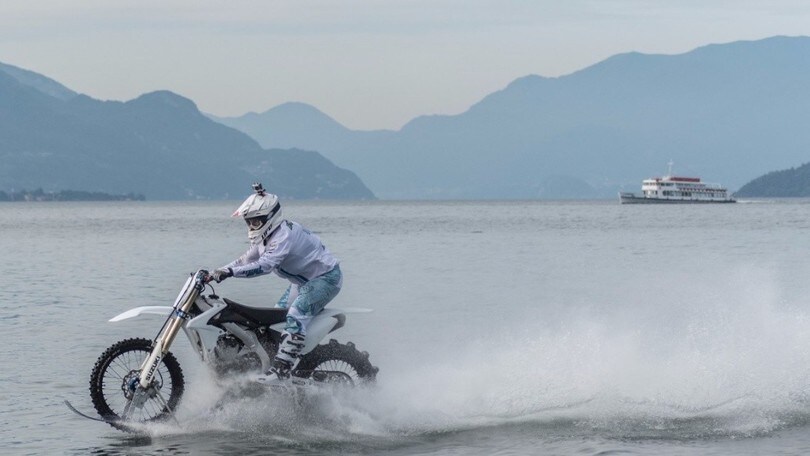 La moto volante che planò sul Lago di Como è all’asta