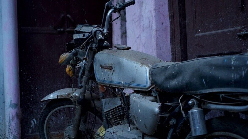 Moto abbadonate sulle strade indiane