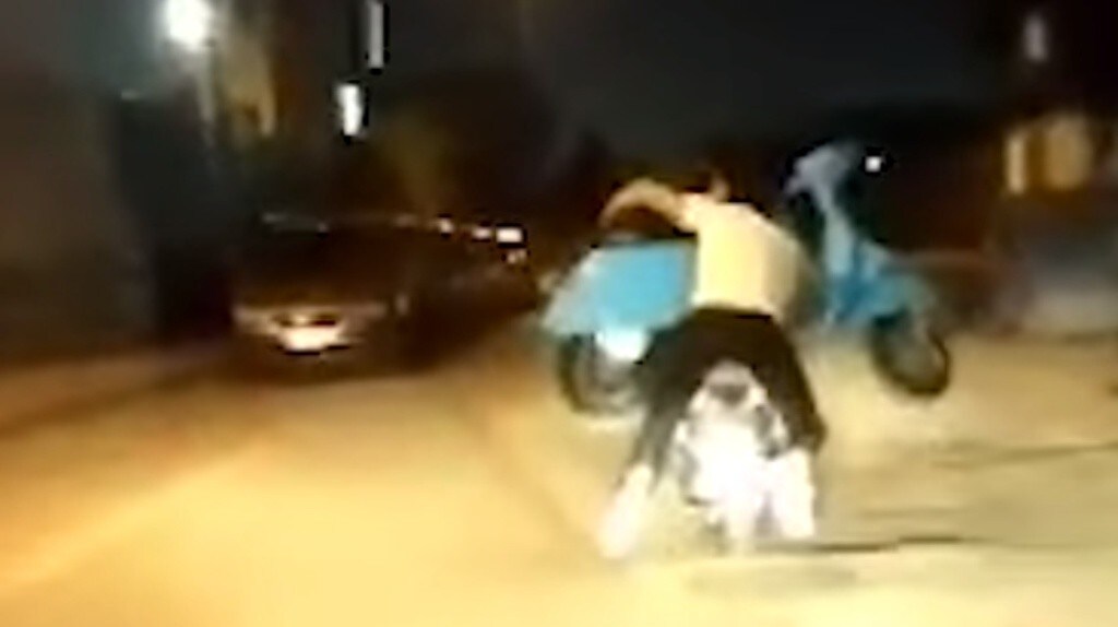 Beccati in due su uno scooter e... una Vespa in braccio