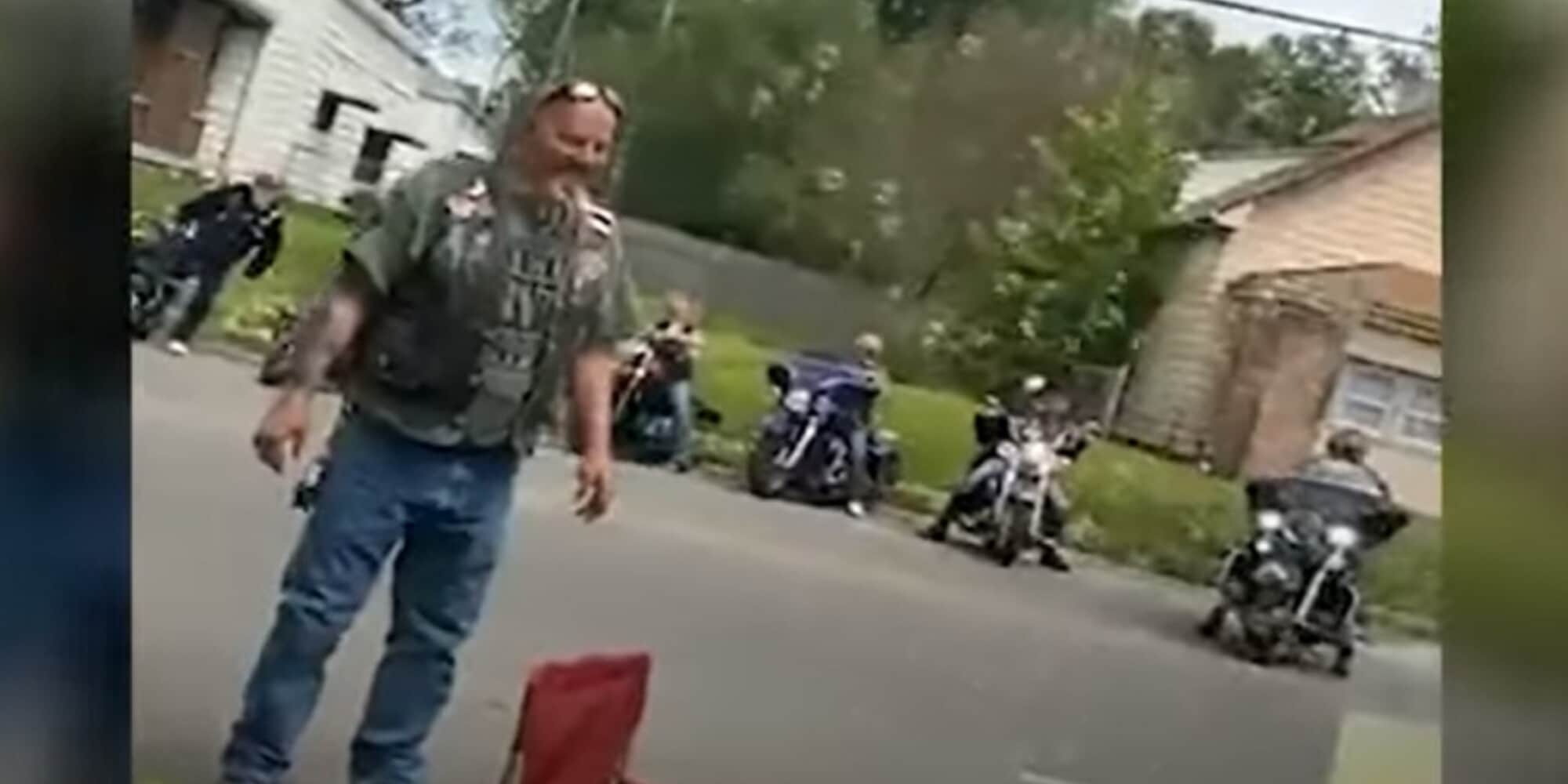 Motociclisti dal cuore d'oro: che gioia per i bimbi che vendono limonata
