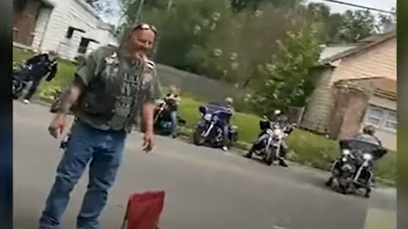 Motociclisti dal cuore d'oro: che gioia per i bimbi che vendono limonata