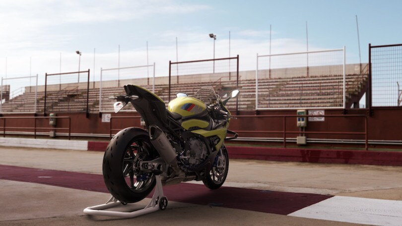 BMW: tutta la grinta della M 1000 RR "50 Years M"