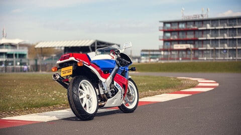 Una Honda RC30 da immatricolare all'asta