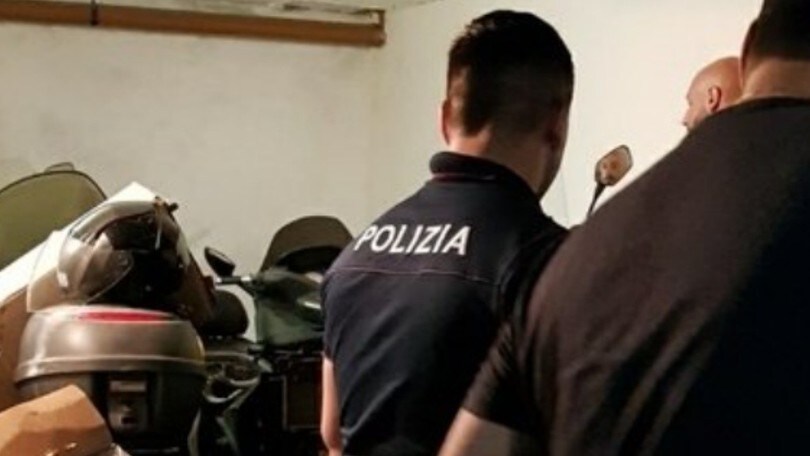 Ritrova la sua Honda Africa Twin e fa scoprire alla polizia magazzino dei ladri