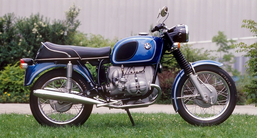 Aereo da guerra atterra senza autorizzazione: doveva ritirare una moto d'epoca!