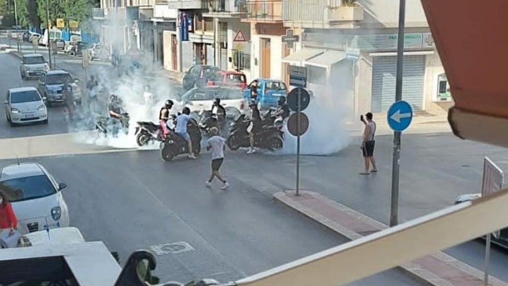 Gruppo di TMax blocca la strada per un video rap: sorpresa ad Andria