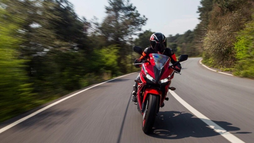 Con la moto a 108 km/h in centro abitato: gli ritirano la patente