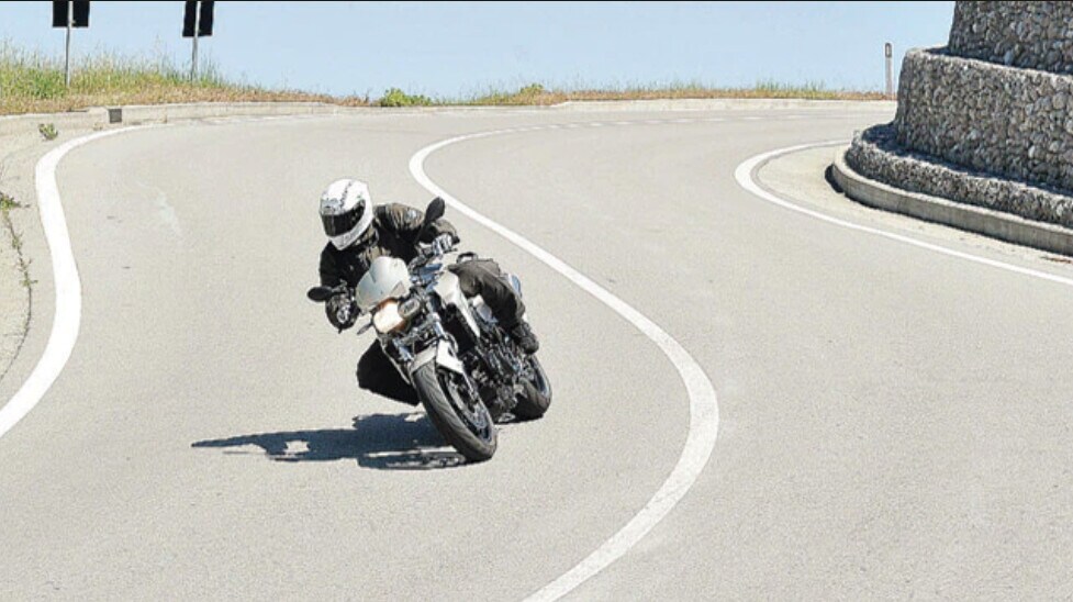 La Polizia lo becca a 174 km/h tra i tornanti: inseguimento in Sardegna