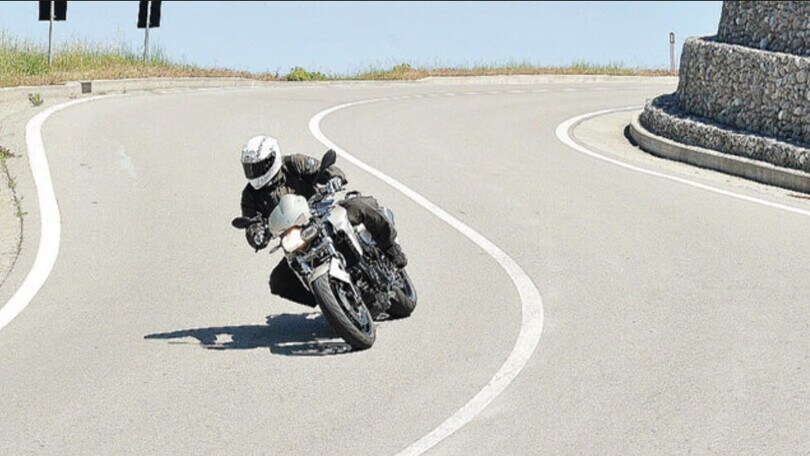 La Polizia lo becca a 174 km/h tra i tornanti: inseguimento in Sardegna