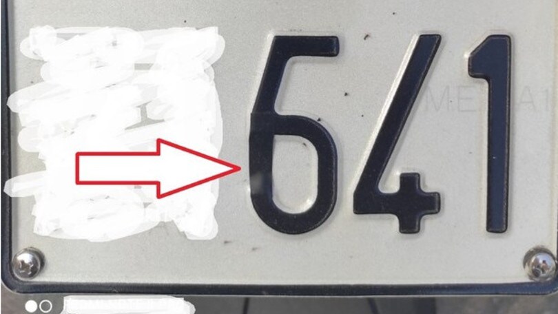 Falsificava la targa col nastro adesivo: motociclista denunciato e sanzionato