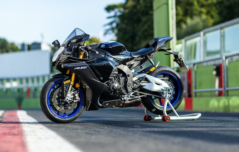 Yamaha, come la R6 anche la R1 molla la strada: versione Race per il 2023?