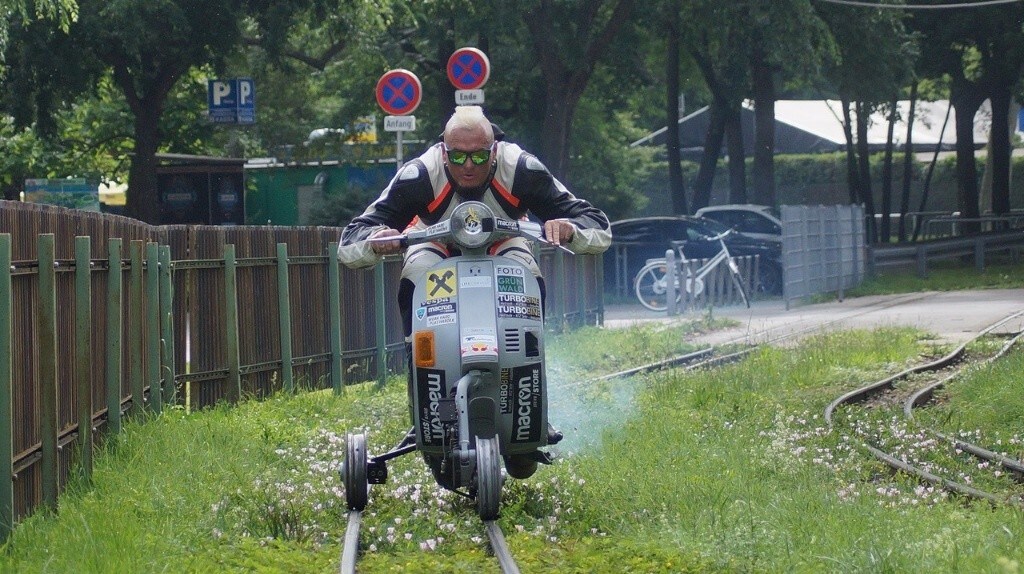 Nuovo record per Schachermayr: in Vespa sulle rotaie di una ferrovia