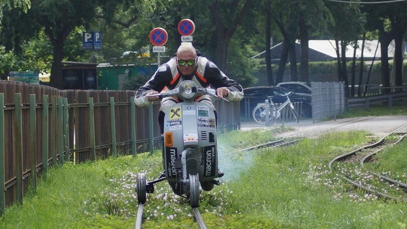 Nuovo record per Schachermayr: in Vespa sulle rotaie di una ferrovia