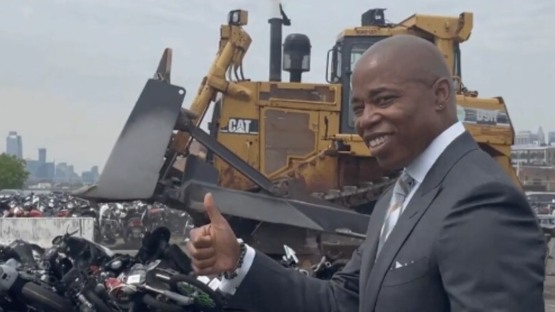 Sequestrate 100 moto: il sindaco le fa distruggere col bulldozer