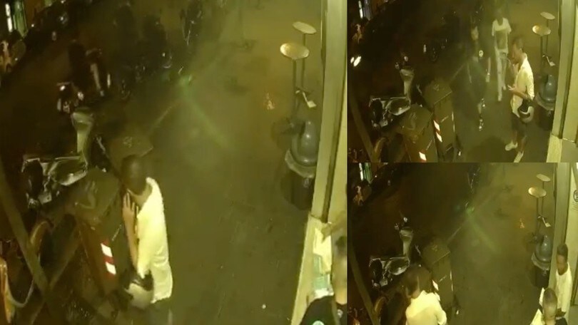 Furto lampo: in fila per un panino ma gli rubano lo scooter VIDEO