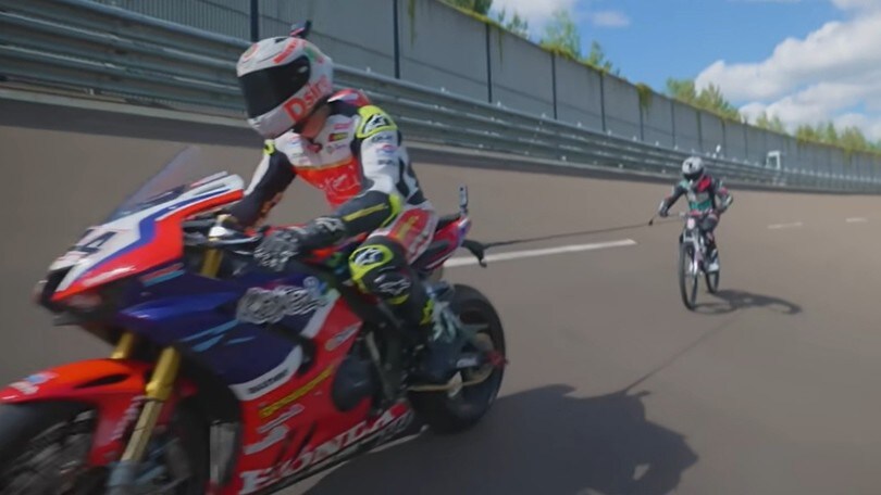 In bici a 272 km/h: trainato ad una Honda CBR1000RR-R